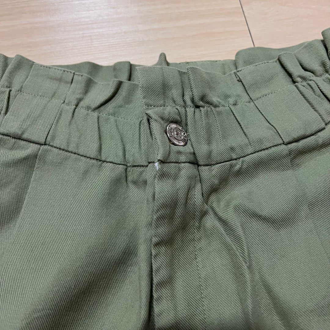 High waisted zipper cotton shorts (Category: Shorts) located in Las Pinas. Submitted by obsessorizeph (Listing ID 1411044558, Image 2). Description: High waisted zipper shorts Material - Cotton Color - Olive green Size - XS to Small| Waist 24-26”| Length 16” Location - Las Piñas City, Metro Manila Mode of Payment - GCash, BDO or BPI ₱120.