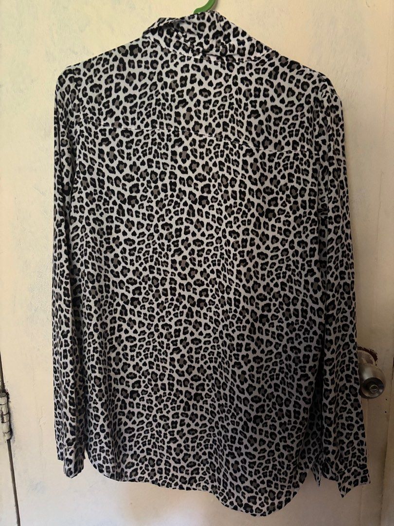 H&M Leopard Print Blouse (Category: Blouses) located in Valenzuela. Submitted by popyard (Listing ID 1410938397, Image 2). Description: - H&M Leopard Print Blouse - Classic leopard print design - Long sleeves - Collared neckline - Button-down front - Lightweight material - Suitable for various occasions Delivery LBC/Grab.