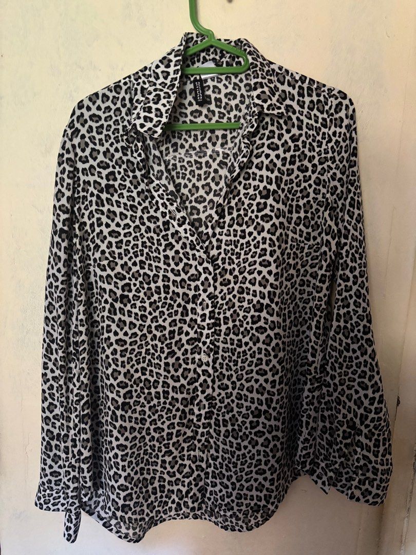 H&M Leopard Print Blouse (Category: Blouses) located in Valenzuela. Submitted by popyard (Listing ID 1410938397, Image 1). Description: - H&M Leopard Print Blouse - Classic leopard print design - Long sleeves - Collared neckline - Button-down front - Lightweight material - Suitable for various occasions Delivery LBC/Grab.