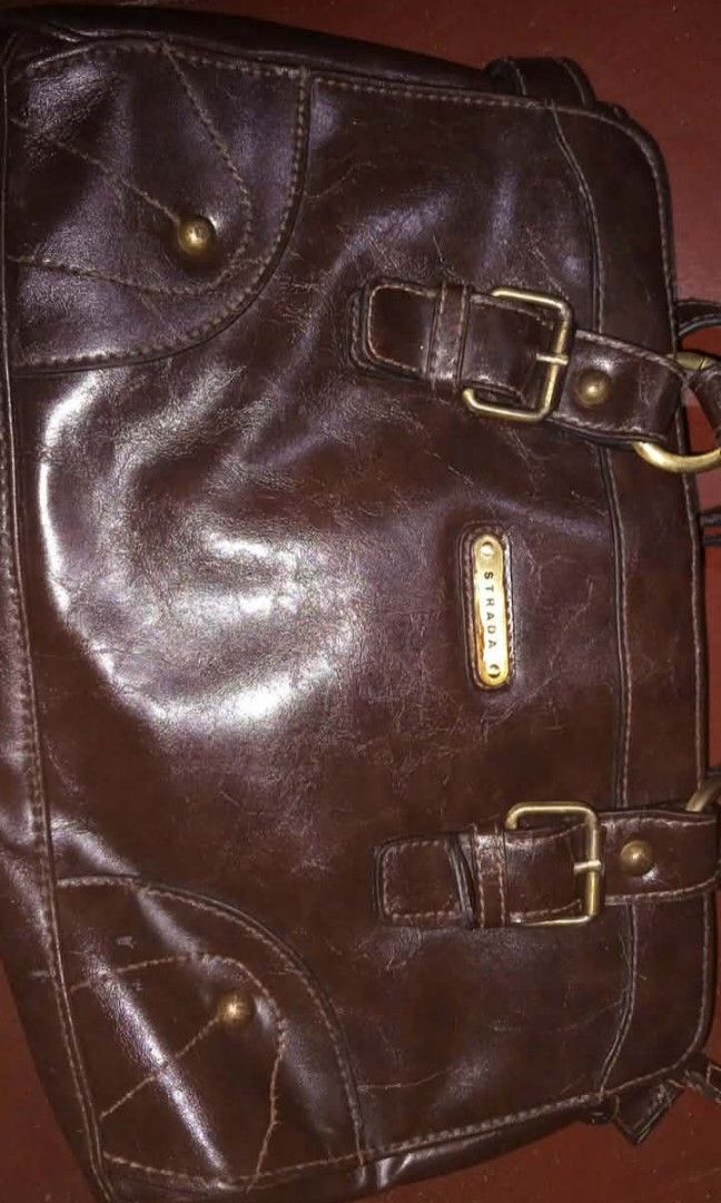 Leather bag (Category: Shoulder Bags) located in Valenzuela. Submitted by glyza09 (Listing ID 1410928069, Image 2). Description: 100 peso ls no major flaws.