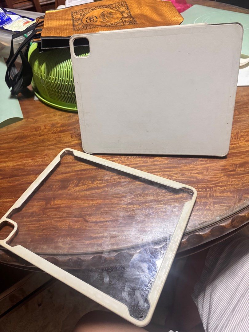 Magnetic Ipad Case 12.9 (Category: Cases & Sleeves) located in Pasig City. Submitted by thejcstore (Listing ID 1410921530, Image 2). Description: Fit for ipad 12.9 model 4th - 6th gen - with signs of usage - free 1 black case - purchased 800 .