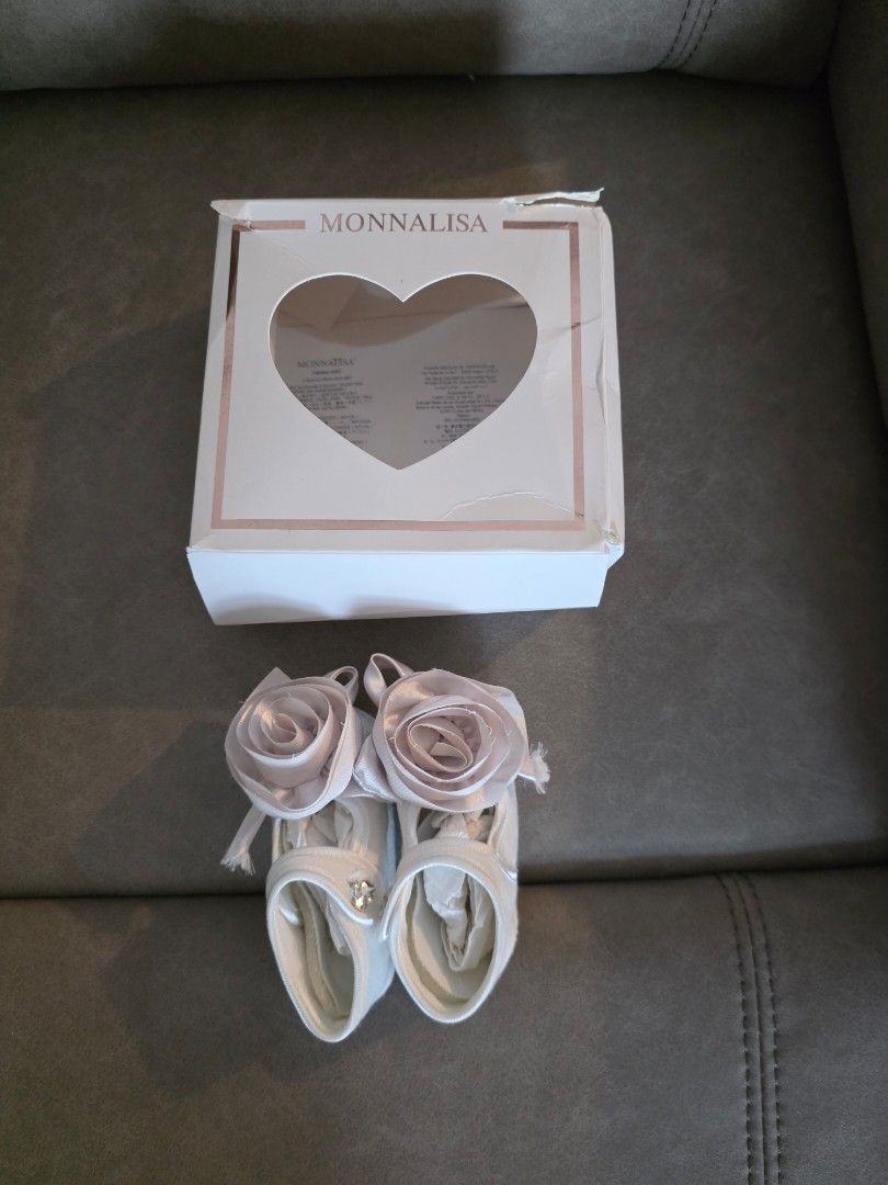 Monalisa Floral Crib Shoes (Category: Babies & Kids Fashion) located in Makati City. Submitted by kaisabb (Listing ID 1410949016, Image 1). Description: Monnalisa floral-appliqué crib shoes Color: White Made in Italy Highlights white decorative flower detail button fastening rounded toe padded sole Composition Sole: Fabric 100% Lining: Fabric 100% Outer: Fabric 100%.