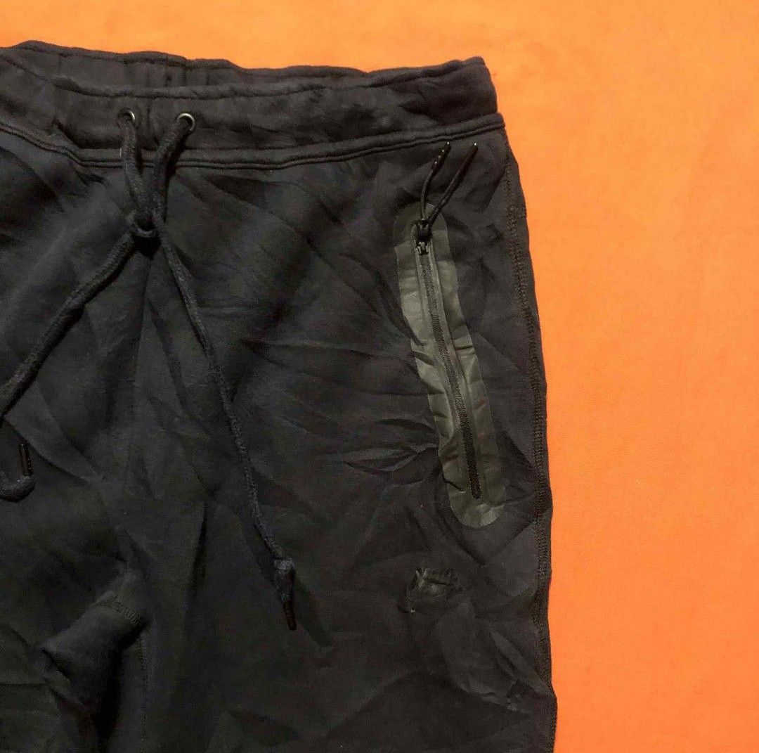 Nike Tech Fleece (Category: Joggers) located in Manila. Submitted by topuria (Listing ID 1411006750, Image 2). Description: Nike Tech Fleece Straight Leg Size L on tag 9/10 Color rate 9/10 condition issue: scratch on butt area (unnoticeable).