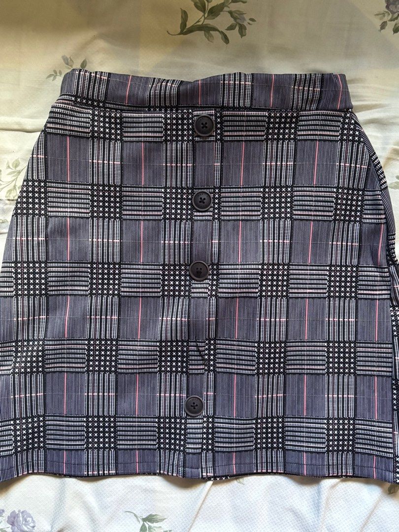 Plaid Button-Down Mini Skirt (Category: Skirts) located in Valenzuela. Submitted by popyard (Listing ID 1410938705, Image 1). Description: .
