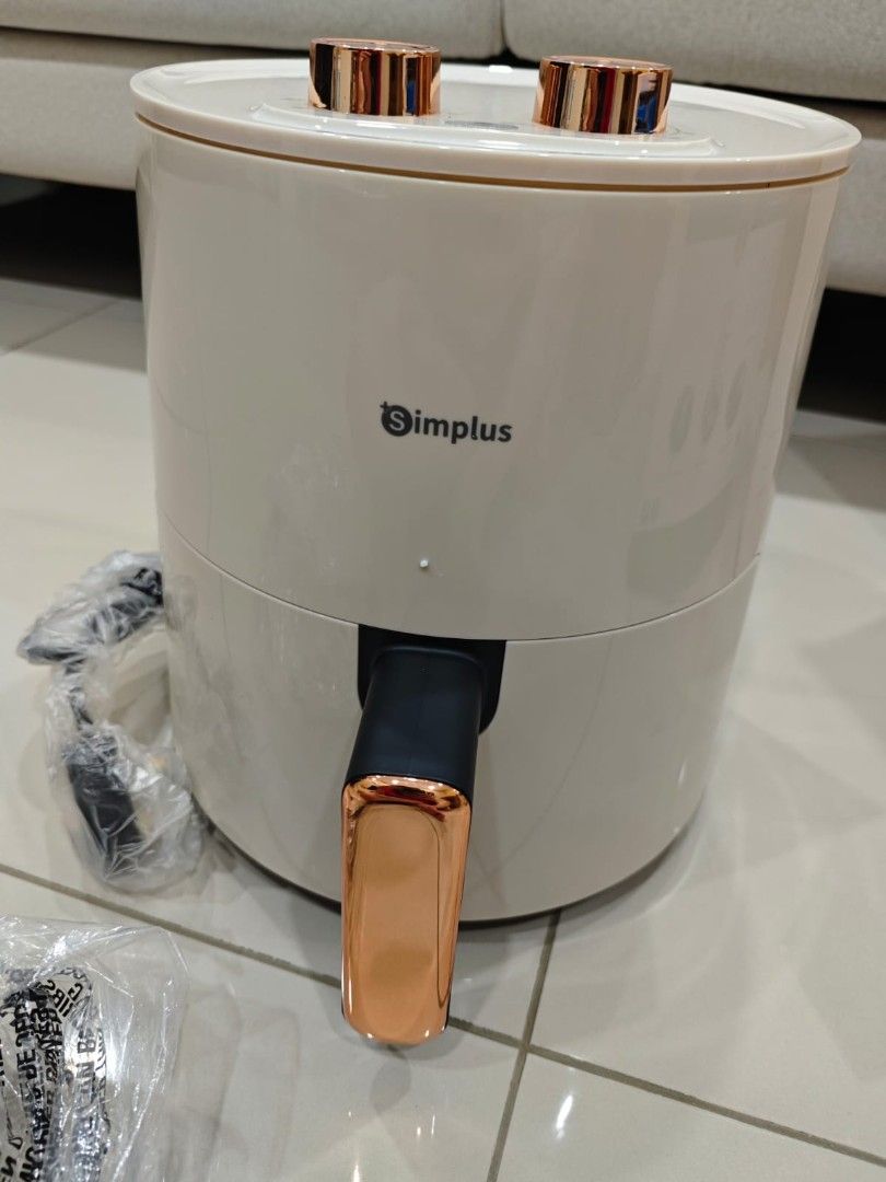 Simplus AF315 (Category: Cookers) located in Kuala Lumpur. Submitted by skylar0215 (Listing ID 1411054934, Image 2). Description: Function: - 360° Rapid Air technology: fat&oil removal, full angle heating - 4.5L large capacity (Cooks a whole chicken) - 30 min preset time - 80-200°C adjustable temperature 6 smart cooking programs Versatile: Fry / Bake / Grill / Roast / Reheat - Smart sensing power off (Detach basket auto shut off) - Removable oil 