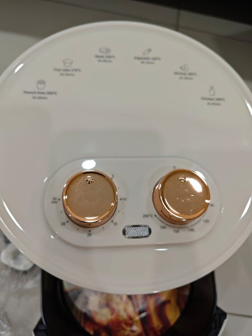 Simplus AF315 (Category: Cookers) located in Kuala Lumpur. Submitted by skylar0215 (Listing ID 1411054934, Image 3). Description: Function: - 360° Rapid Air technology: fat&oil removal, full angle heating - 4.5L large capacity (Cooks a whole chicken) - 30 min preset time - 80-200°C adjustable temperature 6 smart cooking programs Versatile: Fry / Bake / Grill / Roast / Reheat - Smart sensing power off (Detach basket auto shut off) - Removable oil 
