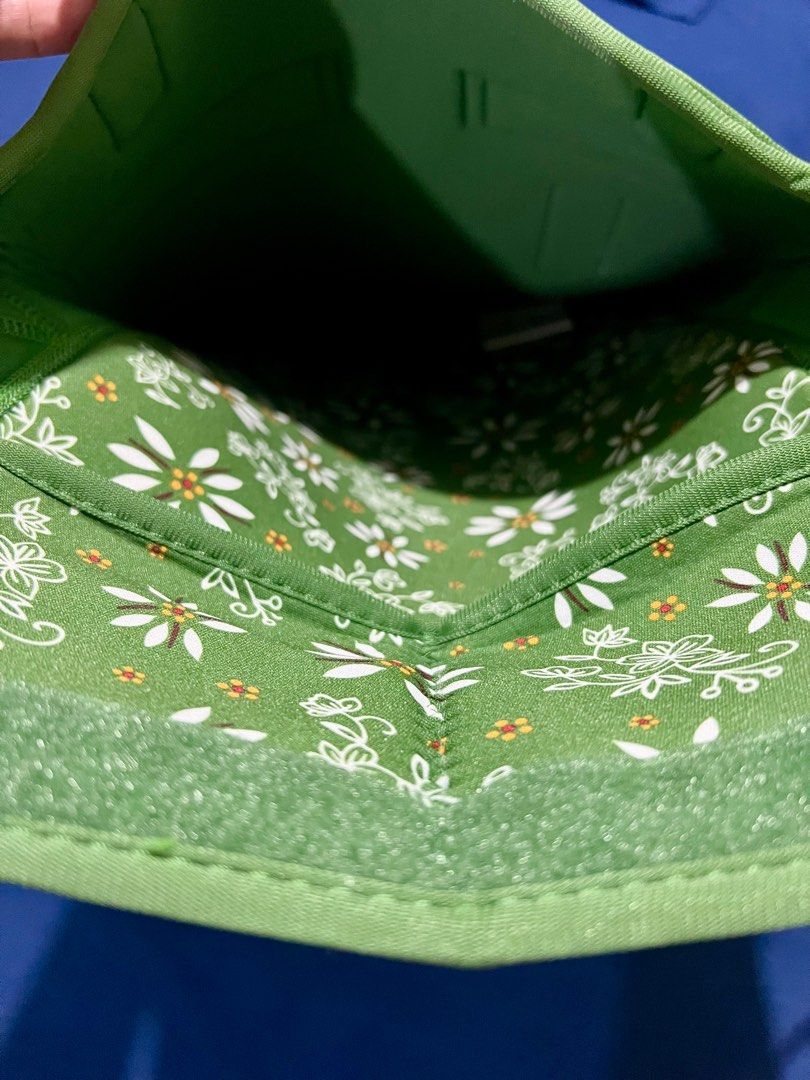 Temptations by Tara Food Carrier (Category: Everything Else Others) located in Muntinlupa City. Submitted by mlc.mlc (Listing ID 1410927219, Image 3). Description: Temp-tation by Tara Casserole insulated carrier Fits: up to 3qt oval baker Colors available: Red and green.
