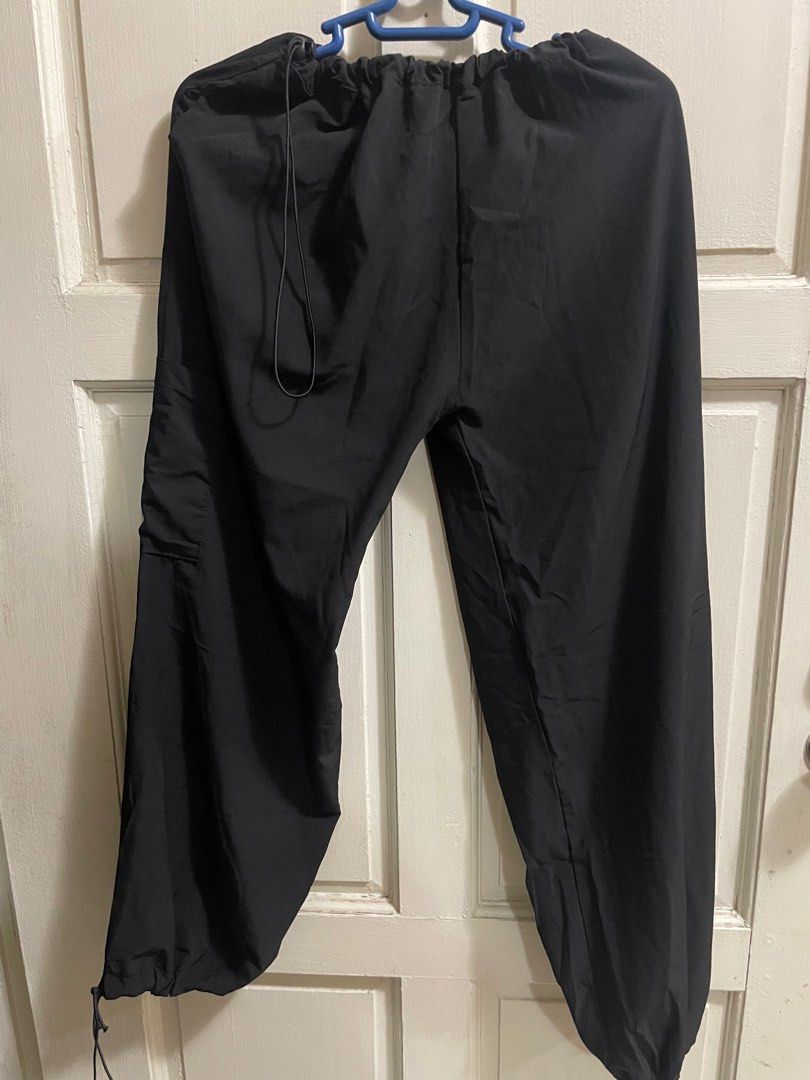 Unisex Jogger pants (Category: Other Bottoms) located in Manila. Submitted by ava_declutters (Listing ID 1411070391, Image 2). Description: - S-L - Adjustable - From tiktok shop.