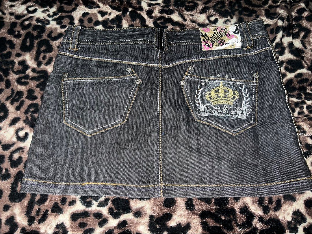 Y2k 2000s BJeans miniskirt (Category: Skirts) located in Manila. Submitted by kb-0921 (Listing ID 1411000668, Image 1). Description: ~ Bjeans miniskirt ~ Size: Small, 26 inches (on tag) ~ Waist: 30 in. (Medium) ~ Length: 13 in. - rfs: I dont use itt ~ Issue: nonee ✨✨.