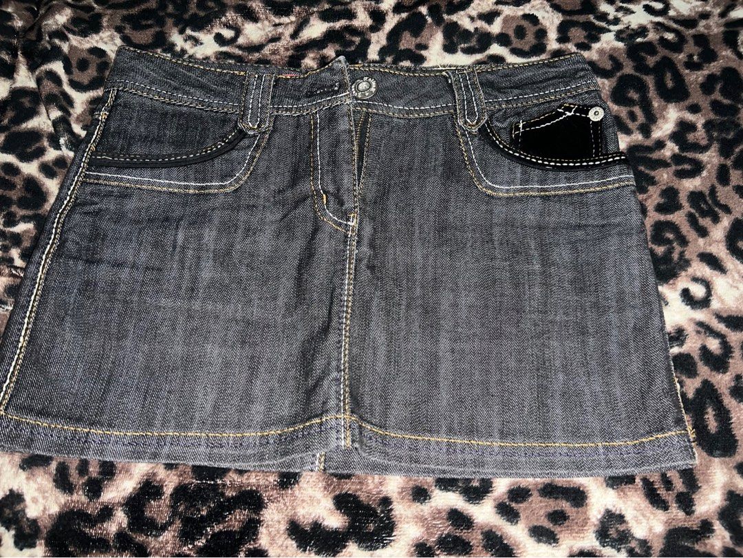 Y2k 2000s BJeans miniskirt (Category: Skirts) located in Manila. Submitted by kb-0921 (Listing ID 1411000668, Image 2). Description: ~ Bjeans miniskirt ~ Size: Small, 26 inches (on tag) ~ Waist: 30 in. (Medium) ~ Length: 13 in. - rfs: I dont use itt ~ Issue: nonee ✨✨.