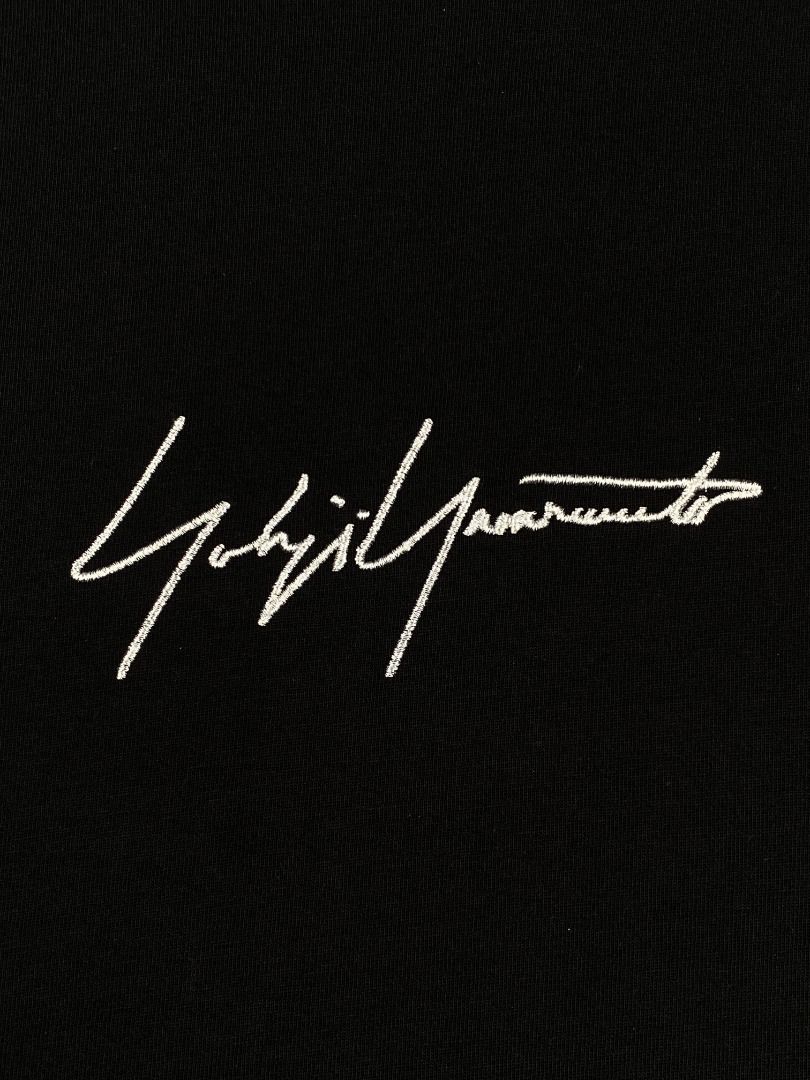 Yohji Yamamoto x New Era S/S 2021 Signature Logo T-Shirt (Category: Tshirts & Polo Shirts ) located in Bacoor. Submitted by smalltime__ (Listing ID 1410985734, Image 3). Description: Size: 3 Condition / Rate: 9/10 Material: 100% Cotton Made in: China Flaw / Defect: None Dimensions Shoulder: 18.25" Sleeve Length: 9.25" Chest: 19.75" Length: 29.25" Hem: 19.75" Measurement taken while laying flat. Please compare the measurement with your garment. BR