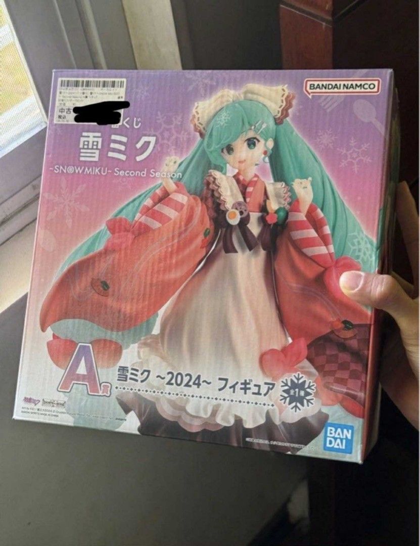 Bandai Namco Snow Miku 2024 Figure RARE (Category: Figurines & Statues) located in Pasig City. Submitted by hazelscollectibles (Listing ID 1411119881, Image 1). Description: - Snow Miku 2024 figure - From Bandai Namco - Brand new, in original packaging - Features a winter-themed outfit - Long turquoise hair - Red and white kimono - Box includes the Bandai Namco logo.