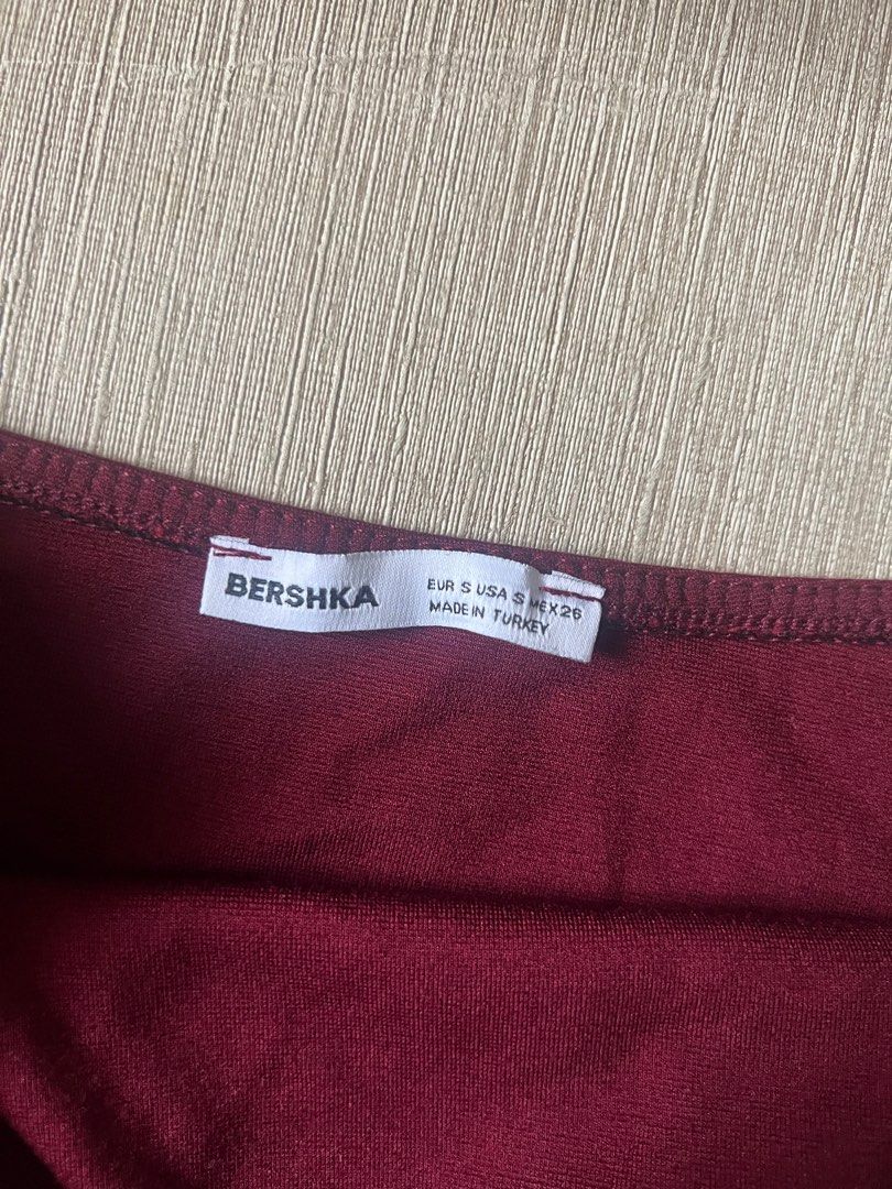 Bershka Tube Top - Maroon (Category: Sleeveless) located in Cavite. Submitted by bananapudding_ (Listing ID 1411093528, Image 2). Description: - Bershka tube top - Color: Maroon - Size: S - Made in Turkey - Simple, fitted design - Soft, stretchy material - Versatile for layering or wearing alone - never worn!! .