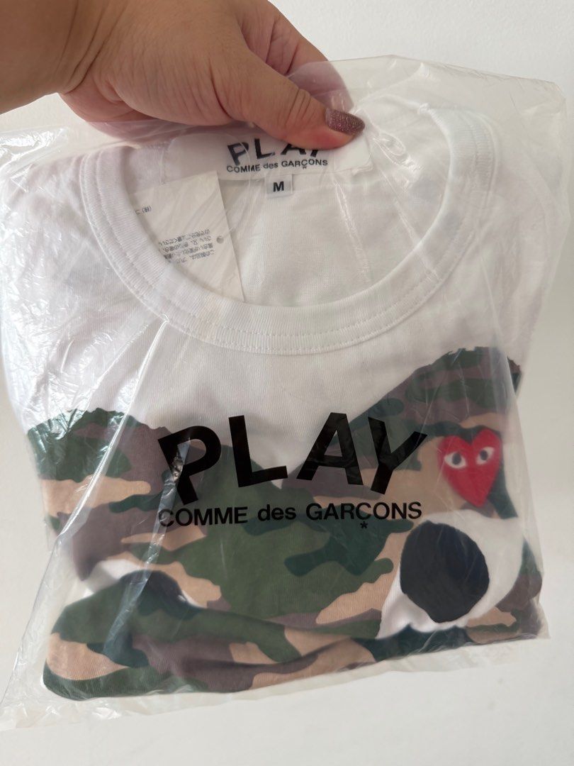 Christmas Special!🎄 Comme des garçons CDG Play camp t shirt short sleeve (Category: Apparel) located in Singapore. Submitted by andthenublink (Listing ID 1411208522, Image 1). Description: Brand new from Japan Top up $3 for smart pac .