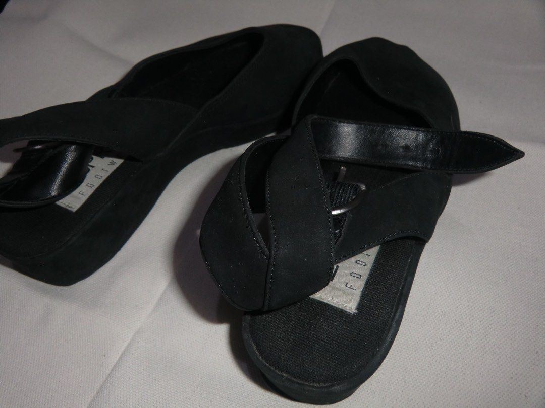 Esprit Black Sandals Shoes (Category: Flats & Sandals) located in Marikina City. Submitted by declutter.marikina (Listing ID 1411192532, Image 3). Description: Size 6, bought in US. Lightly used, no flaws. Very sturdy..