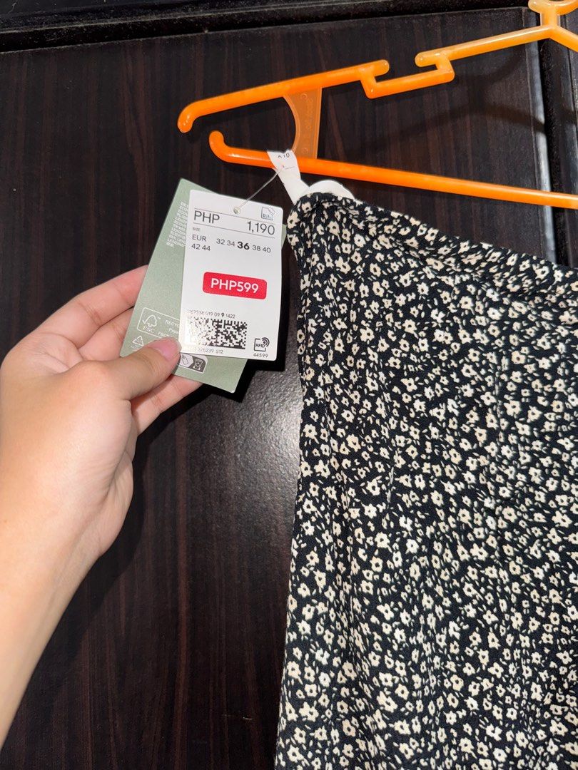 H&M Floral Dress (Category: Dresses) located in Rizal. Submitted by faven419 (Listing ID 1411101873, Image 1). Description: - H&M floral dress - Black base with delicate floral pattern - Original price: PHP 1,190 - Selling for: PHP 599 - Size range: EUR 32-40 - xs to small.