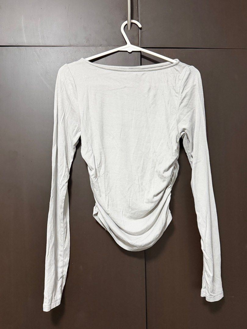 H&M Grey Ruched Waist Longsleeve (Category: Longsleeves) located in Las Pinas. Submitted by ml.closet (Listing ID 1411209635, Image 1). Description: .