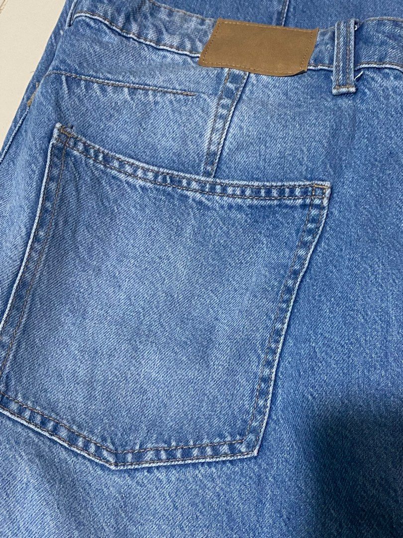 Jeans (Category: Jeans & Leggings) located in Singapore. Submitted by p3achy (Listing ID 1411202621, Image 3). Description: .