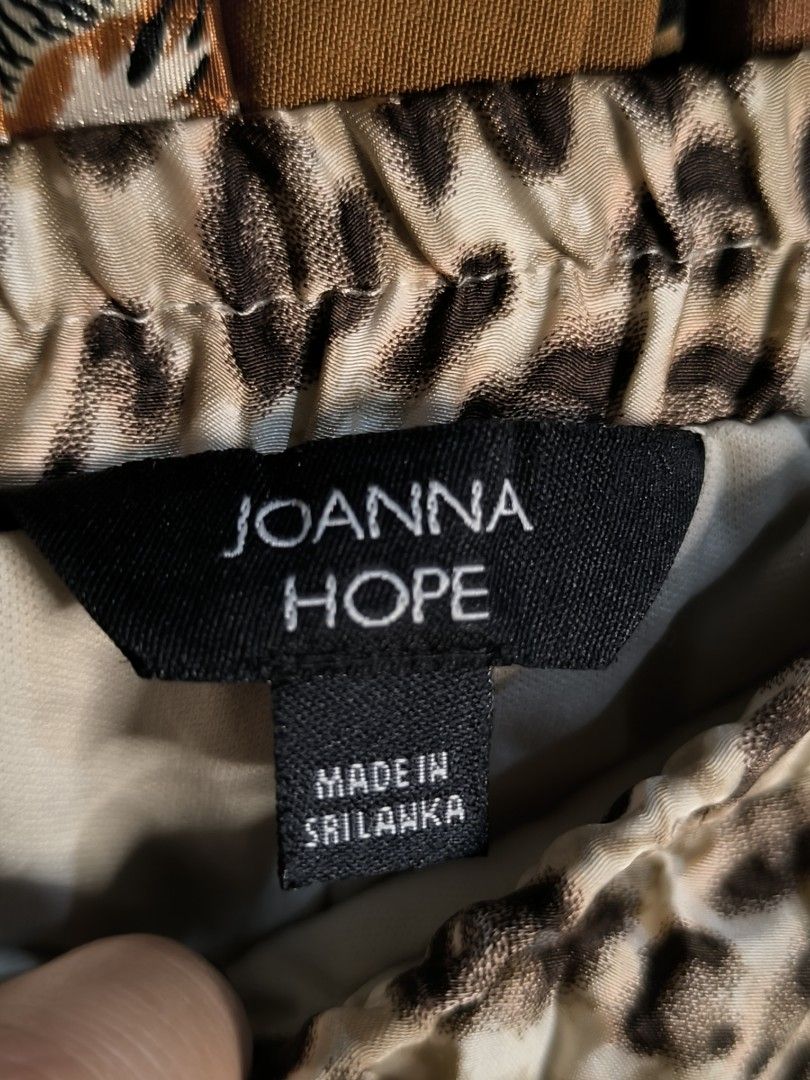 Joanna Hope Leopard Print Pleated Skirt (Category: Skirts) located in Marikina City. Submitted by vaughnify (Listing ID 1411227554, Image 2). Description: - Leopard print design - Brand: Joanna Hope - Made in Sri Lanka - Maxi Skirt - Elastic waistband 📍 Location: Marikina City.