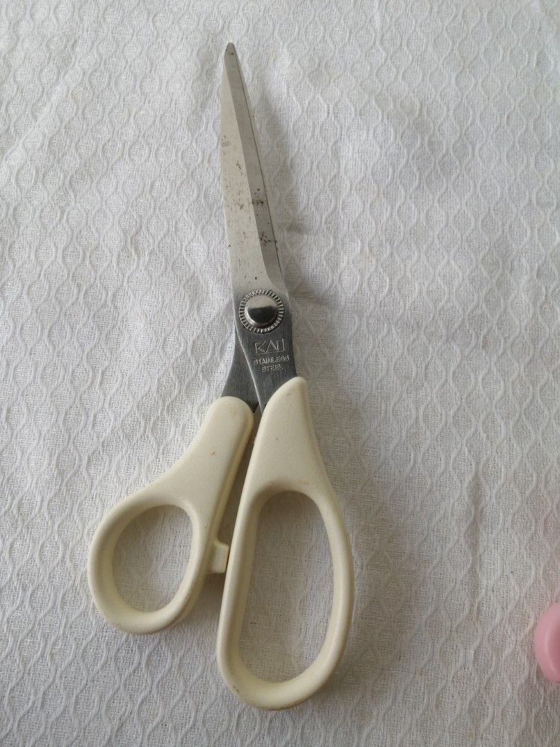 KAI SCISSORS 7000 SERIES FOR THICKER FABRIC JAPAN (Category: Knives & Chopping Boards) located in Liloan. Submitted by aidolcapz88 (Listing ID 1411160879, Image 1). Description: Size 8"..Yung blade niya is very sharp...