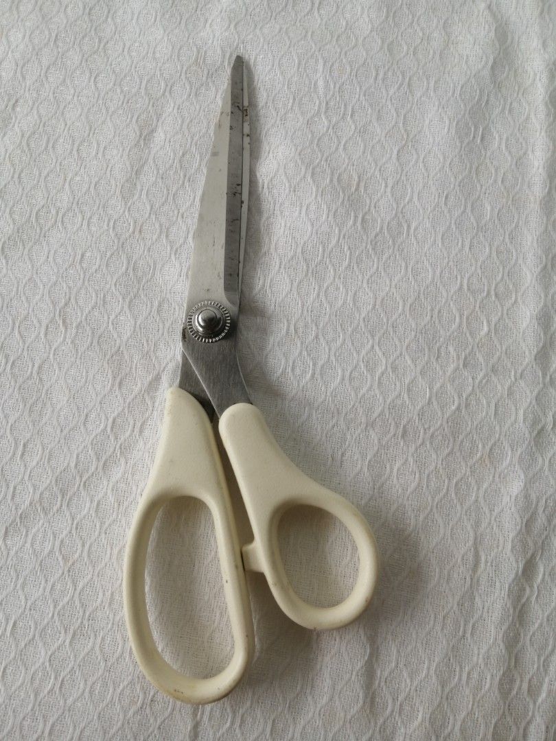 KAI SCISSORS 7000 SERIES FOR THICKER FABRIC JAPAN (Category: Knives & Chopping Boards) located in Liloan. Submitted by aidolcapz88 (Listing ID 1411160879, Image 2). Description: Size 8"..Yung blade niya is very sharp...