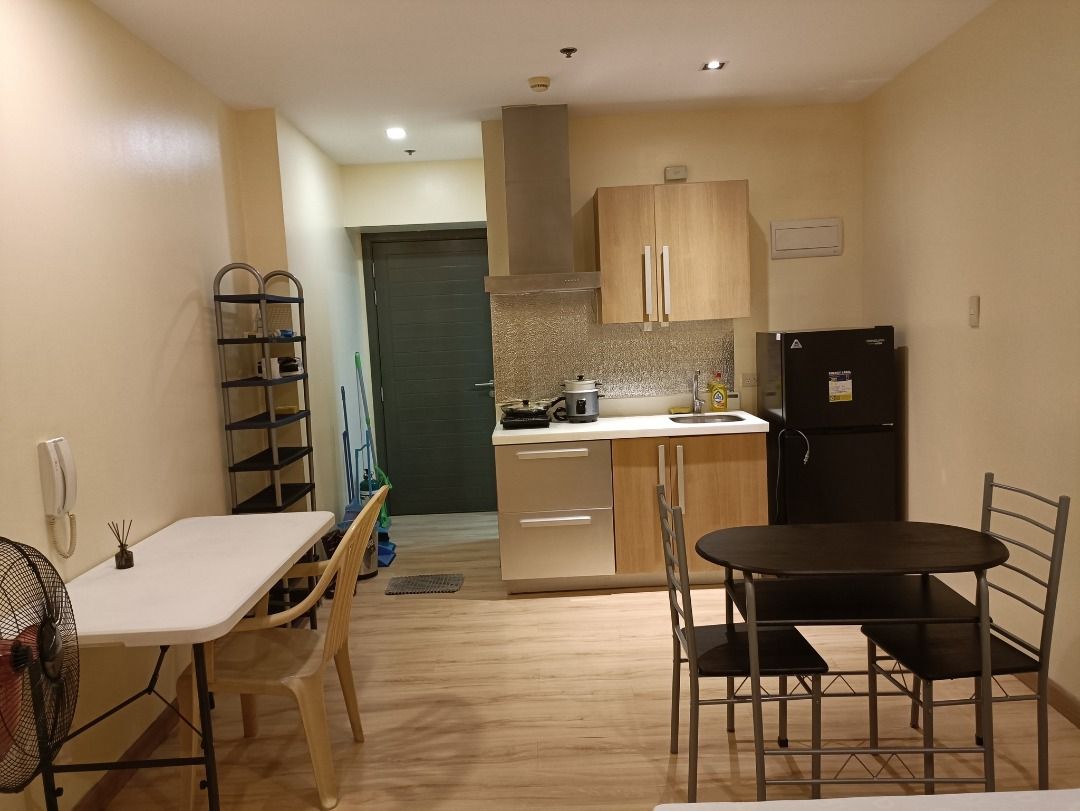 Knightsbridge Residences (30th Flr) Studio Unit with Balcony (Category: Apartments & Condos) located in Manila. Submitted by edge888 (Listing ID 1411266131, Image 2). Description: FOR RENT: Century, Makati: Knightsbridge Residences (30th Flr) Studio Unit with Balcony Knightsbridge Residences Brgy. Poblacion, Century City, Makati City Landmark: Century City Mall Studio Unit 27.17 sqm 30th Floor Balcony View: facing swimming pool, Century Mall, Cen