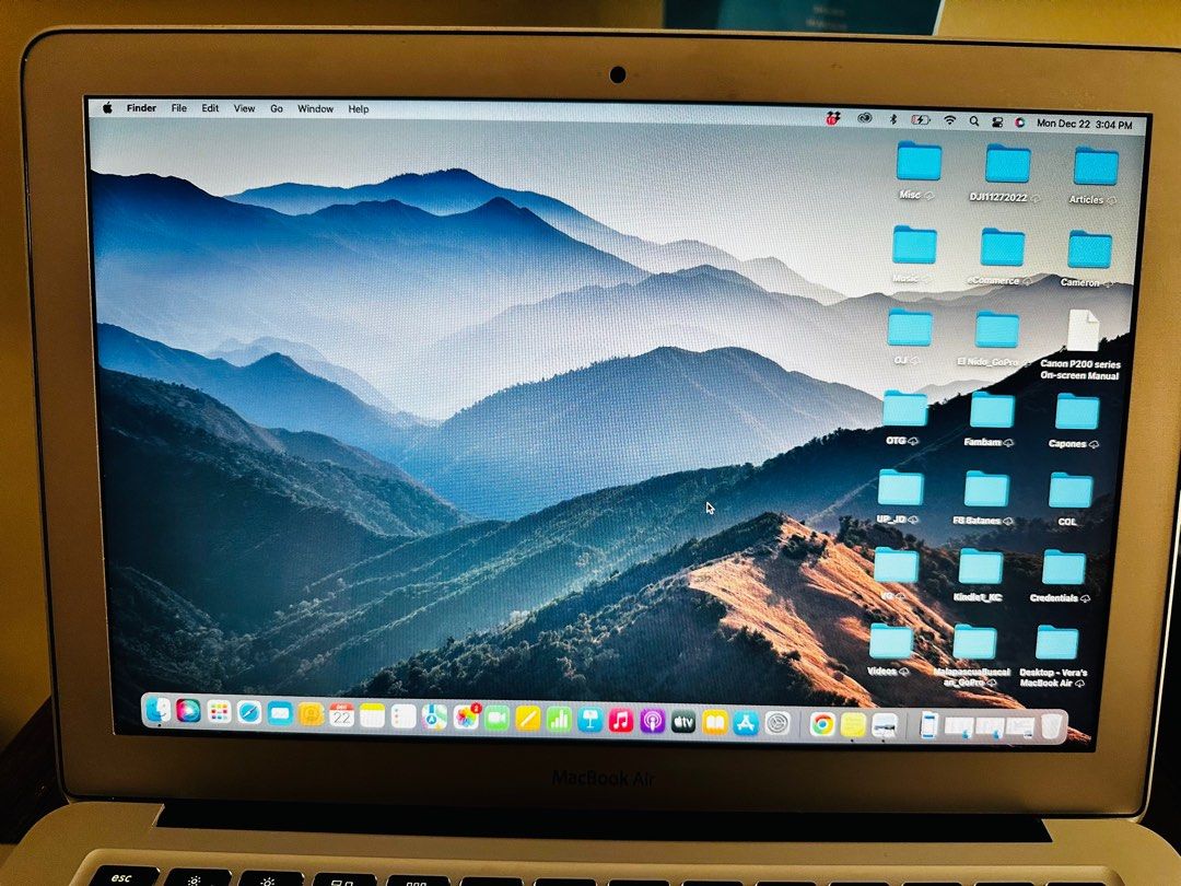 MacBook Air (13-inch, 2017) (Category: Laptops & Notebooks) located in Pasig City. Submitted by simplify.simplify (Listing ID 1411185309, Image 3). Description: - MacBook Air (13-inch, 2017), very good condition and no repairs - MacOS Monterey - Intel Core i5 processor - 8GB memory - Intel HD Graphics 6000 - Includes charger - Silver color.