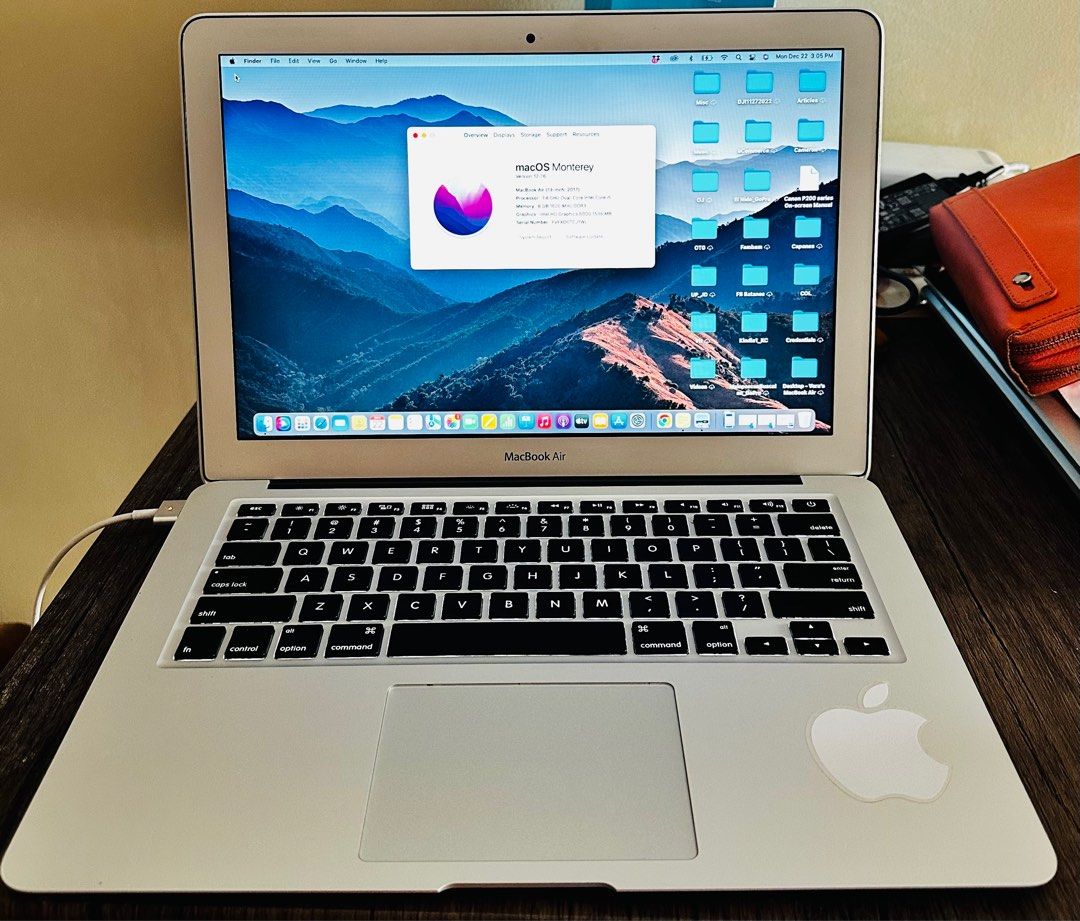 MacBook Air (13-inch, 2017) (Category: Laptops & Notebooks) located in Pasig City. Submitted by simplify.simplify (Listing ID 1411185309, Image 2). Description: - MacBook Air (13-inch, 2017), very good condition and no repairs - MacOS Monterey - Intel Core i5 processor - 8GB memory - Intel HD Graphics 6000 - Includes charger - Silver color.
