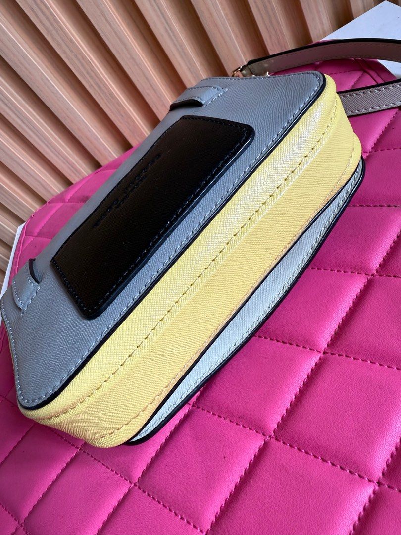 Marc Jacobs Rock Grey Multi Hip Shot Cross Body Bag (Category: Luxury Bags & Wallets) located in Lipa City. Submitted by thyra06 (Listing ID 1411207307, Image 3). Description: .