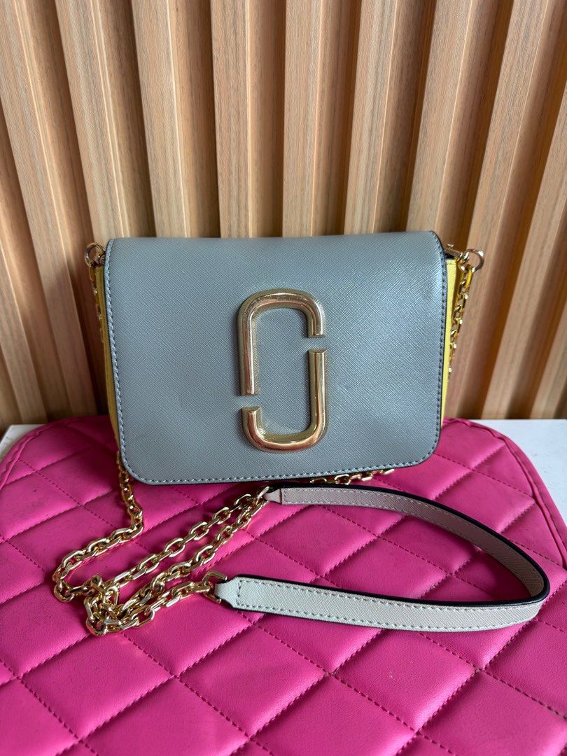 Marc Jacobs Rock Grey Multi Hip Shot Cross Body Bag (Category: Luxury Bags & Wallets) located in Lipa City. Submitted by thyra06 (Listing ID 1411207307, Image 1). Description: .
