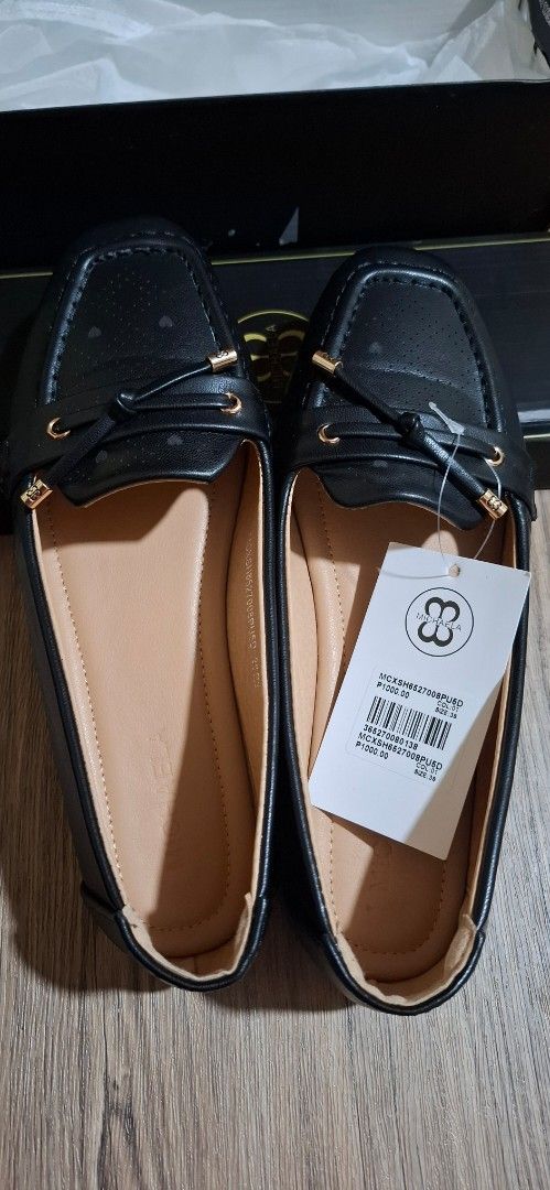 Michaela Black Flat Loafer Shoes (Category: Loafers) located in Manila. Submitted by dm_ca (Listing ID 1411258995, Image 1). Description: Size 38 Color Black RFS: Pinabili ko kaso for slim feet lang sya.