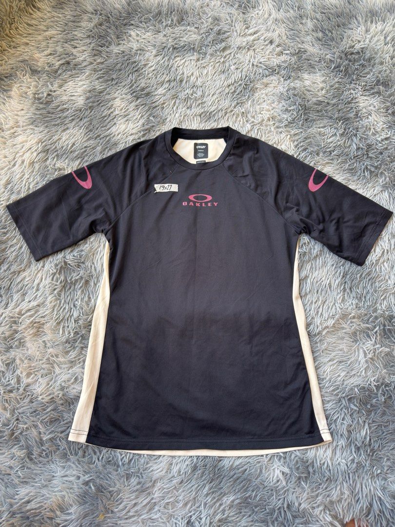 Oakley Hydrox T-shirt (Category: Tshirts & Polo Shirts ) located in Legazpi City. Submitted by tiny0509 (Listing ID 1411168143, Image 1). Description: - Oakley Hydrox T-shirt - Color: Black with pink Oakley logo - Features: Crew neck, short sleeves, white side panels - Size: M/JPM - Material: Breathable - Ideal for: Sports and casual wear.