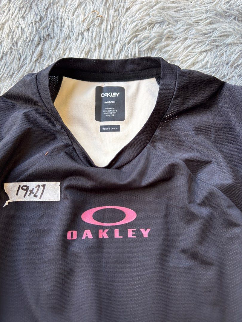 Oakley Hydrox T-shirt (Category: Tshirts & Polo Shirts ) located in Legazpi City. Submitted by tiny0509 (Listing ID 1411168143, Image 2). Description: - Oakley Hydrox T-shirt - Color: Black with pink Oakley logo - Features: Crew neck, short sleeves, white side panels - Size: M/JPM - Material: Breathable - Ideal for: Sports and casual wear.