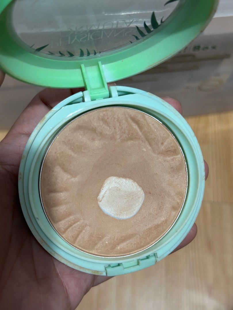 Physicians Formula Butter Bronzer (Category: Makeup) located in Cebu City. Submitted by sultrychicmary (Listing ID 1411197900, Image 2). Description: my favorite bronzer.