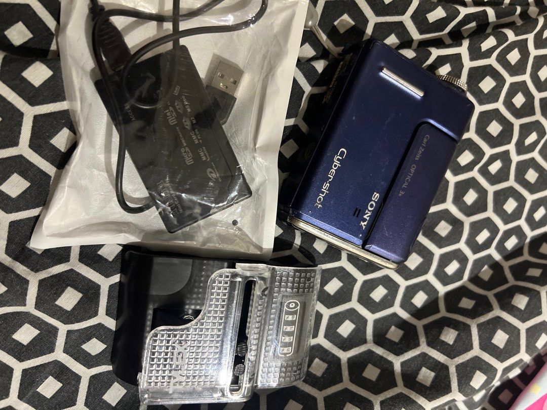 RARE Sony DSC F88 (Category: Cameras) located in Quezon City. Submitted by marixi.gif (Listing ID 1411138613, Image 2). Description: Rare Sony Dsc F88 𐔌՞. .՞𐦯⋆.📷˚ Price: 3k — negotiable Features 5.1MP 3x zoom All functions working - Flash, zoom and buttons You can do selfies since it rotates to be a selfie camera Honest Issue: Cosmetic issue, signs of use Needs cleaning You need to take some time with focusing the photos Inclusive of: Newly pu
