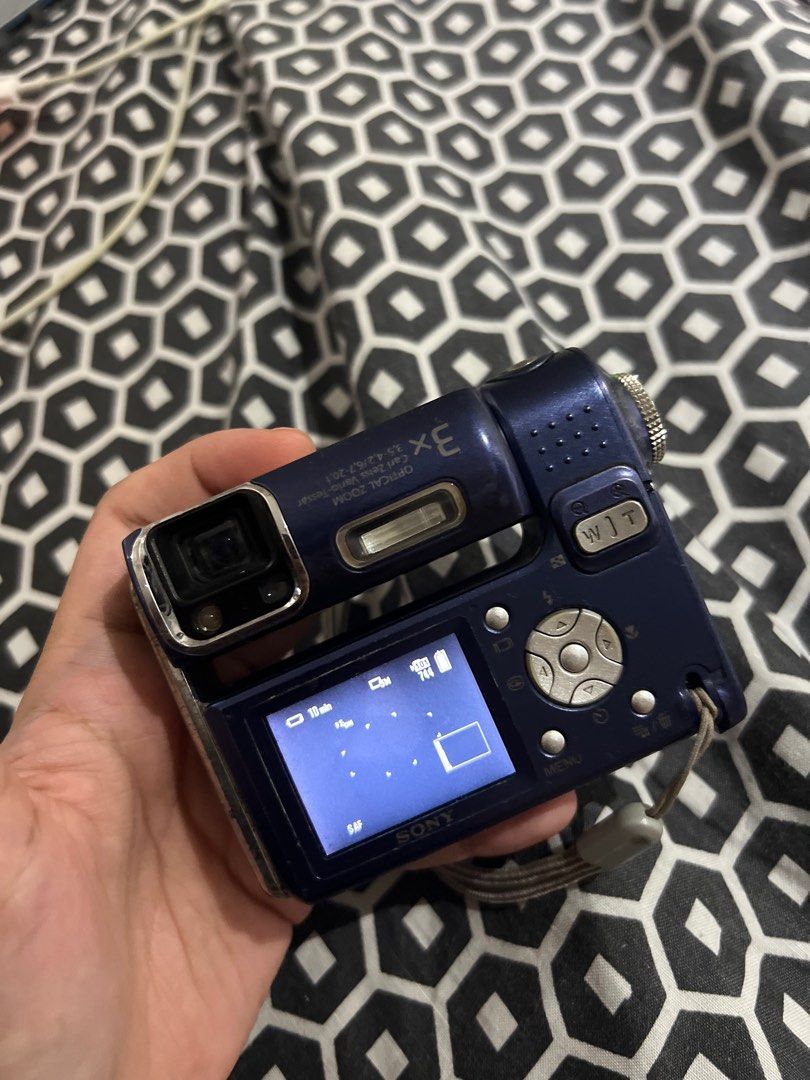 RARE Sony DSC F88 (Category: Cameras) located in Quezon City. Submitted by marixi.gif (Listing ID 1411138613, Image 3). Description: Rare Sony Dsc F88 𐔌՞. .՞𐦯⋆.📷˚ Price: 3k — negotiable Features 5.1MP 3x zoom All functions working - Flash, zoom and buttons You can do selfies since it rotates to be a selfie camera Honest Issue: Cosmetic issue, signs of use Needs cleaning You need to take some time with focusing the photos Inclusive of: Newly pu