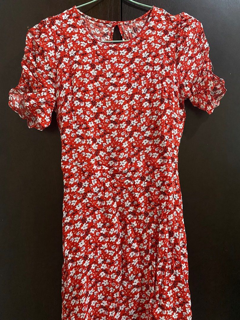 Red Floral Dress (Category: Dresses) located in Quezon City. Submitted by ethyl_ (Listing ID 1411128232, Image 2). Description: .