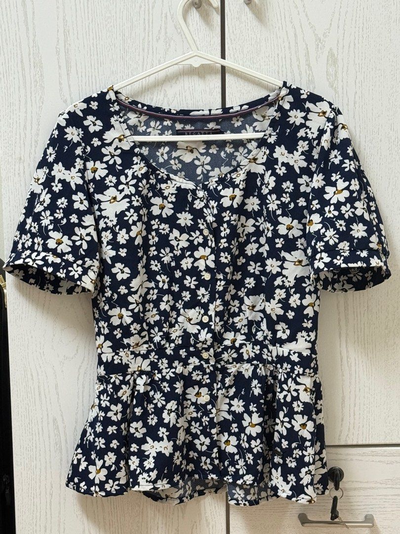Regatta Floral Blouse XS (Category: Blouses) located in Quezon City. Submitted by _cmls (Listing ID 1411219032, Image 1). Description: - Regatta floral blouse - Navy and white print - Size: XS - Peplum design - Short sleeves - Button-down front - Round neckline - Great for a casual and stylish look.