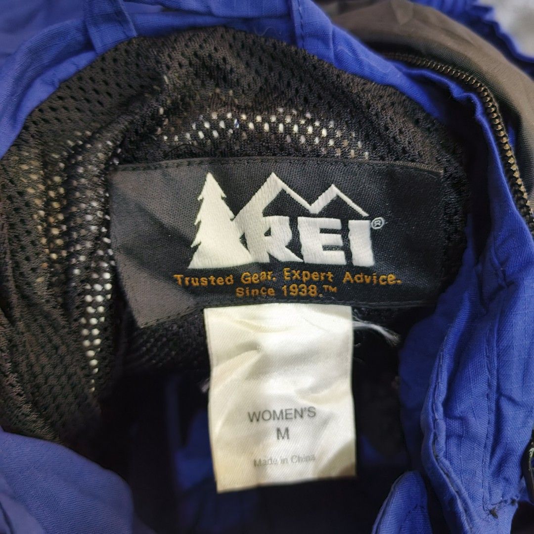 REI Elements Waterproof Hooded Rain Jacket, Women's Medium (Category: Coats, Jackets and Outerwear) located in Bayombong. Submitted by easyflip_04 (Listing ID 1411117294, Image 3). Description: .