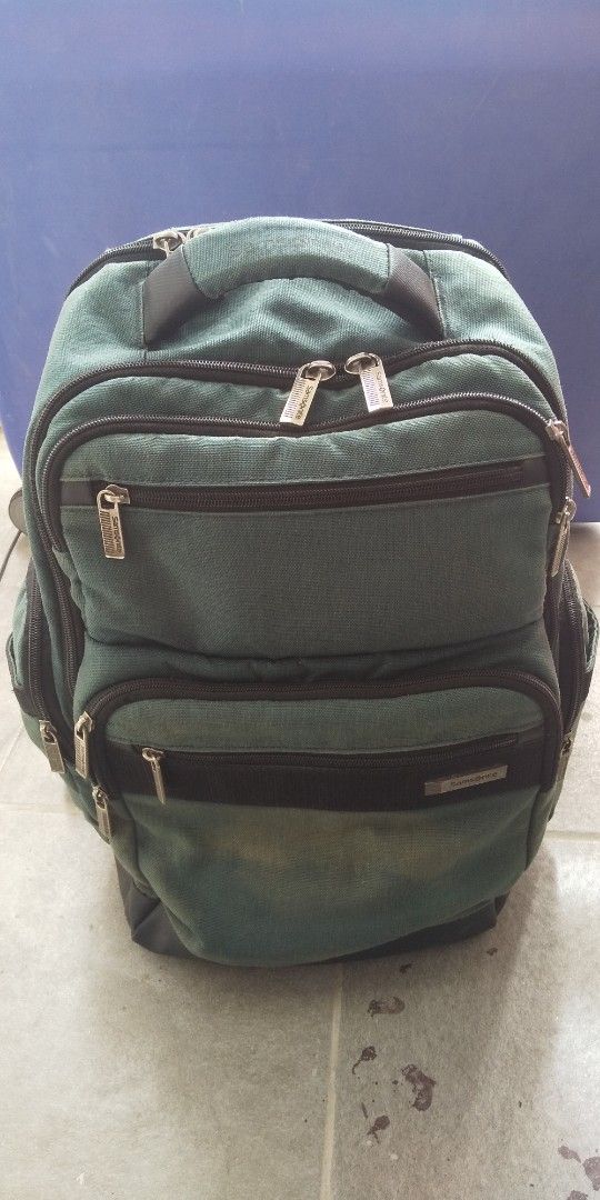 Samsonite Backpack (Category: Backpacks) located in Carmona. Submitted by rpute (Listing ID 1411127050, Image 1). Description: - Samsonite backpack - Green with black accents - Multiple compartments and pockets - Padded laptop compartment - Front organizer pocket - Top handle - Adjustable shoulder straps - Interior organization.