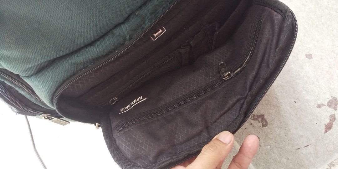Samsonite Backpack (Category: Backpacks) located in Carmona. Submitted by rpute (Listing ID 1411127050, Image 2). Description: - Samsonite backpack - Green with black accents - Multiple compartments and pockets - Padded laptop compartment - Front organizer pocket - Top handle - Adjustable shoulder straps - Interior organization.