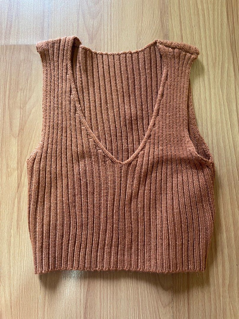 Shein knitted crop top (Category: Sleeveless) located in Muntinlupa City. Submitted by decluttermepls143 (Listing ID 1411162274, Image 1). Description: .