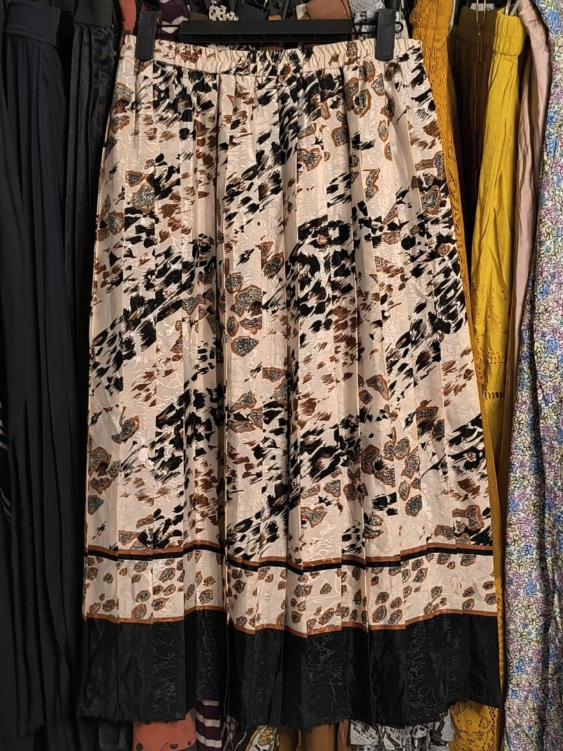 Shubette Pleated Skirt Size 16 (Category: Skirts) located in Marikina City. Submitted by vaughnify (Listing ID 1411231488, Image 1). Description: - Shubette pleated skirt - Euro 42 size - Unique pattern: black, brown, and beige - Black border at the bottom - Perfect for a stylish look 📍Marikina City.