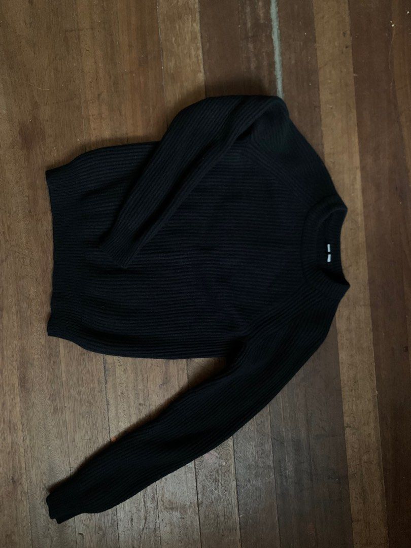 Uniqlo Black Wool Sweater - Size M (Category: Coats, Jackets and Outerwear) located in Makati City. Submitted by simonvilla115 (Listing ID 1411133488, Image 1). Description: - Uniqlo Black Sweater - Size: M (Chest 88-96cm) - Material: 100% Wool - Style: Ribbed Crew Neck .