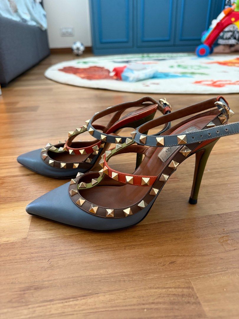 Valentino rockstud authentic (Category: Heels) located in Singapore. Submitted by ibena (Listing ID 1411133672, Image 1). Description: Valentino heels size 36.5. Shoes only. Authentic. .