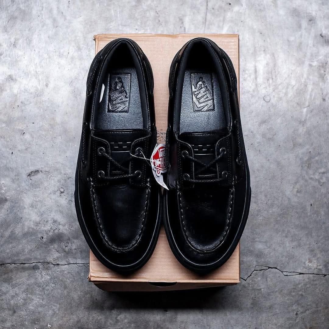 Vans 2-Eyelet Black Loafer Shoes (Category: Casual Shoes) located in Manila. Submitted by malvargale (Listing ID 1411197245, Image 1). Description: - Brand new Vans 2-Eyelet boat shoes - Classic boat shoe design - Color: Black - Size: US 10 / EUR 44 - Leather upper - Rubber sole - Includes original box and tags - Never worn Slightly negotiable MEETUP: Cubao or Sta Mesa.