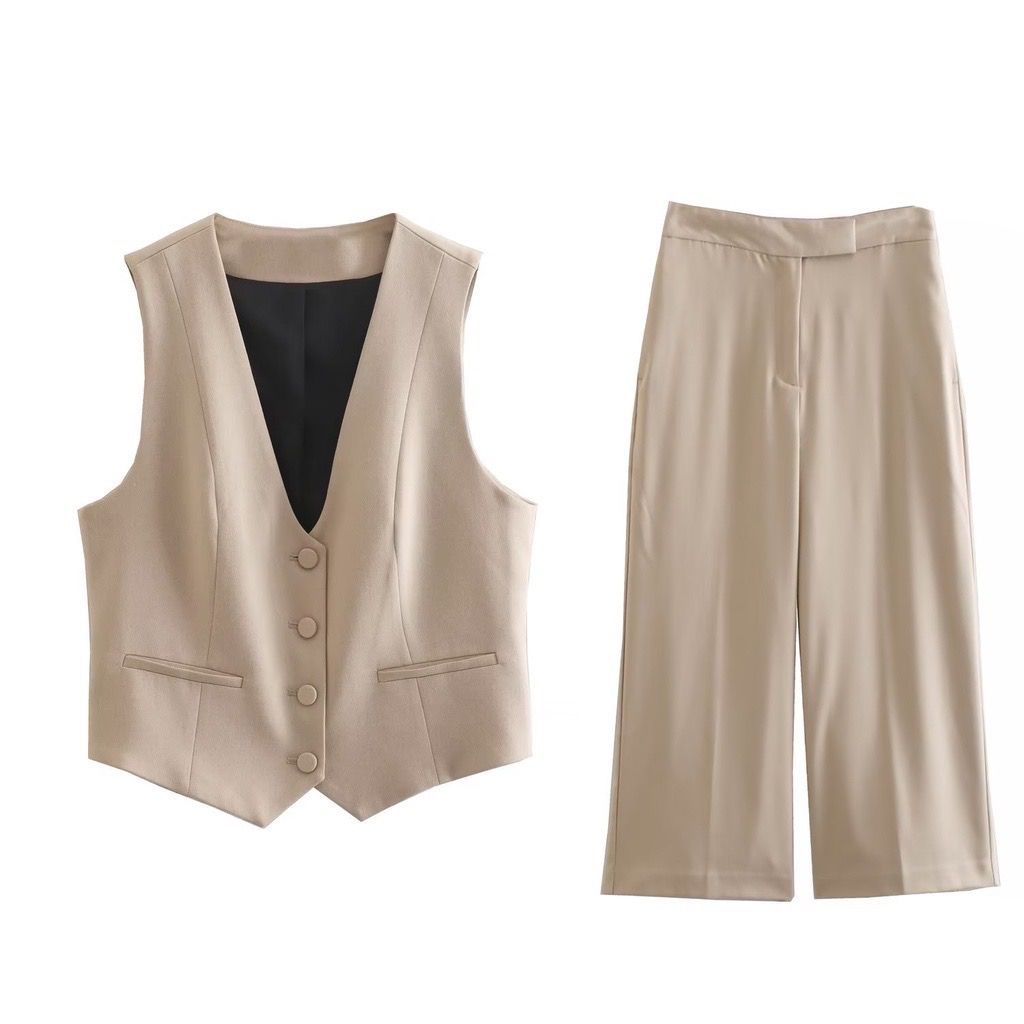 Vest and Culottes Set (Category: Sets or Coordinates) located in Valenzuela. Submitted by raquesells (Listing ID 1411121160, Image 1). Description: - XS top, Small Pants - worn once - no when worn - super nice fabric RFS: decluttering .