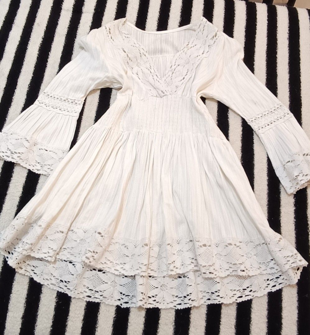 White Lace Trim Dress (Category: Dresses) located in Manila. Submitted by rechelnaparan (Listing ID 1411260461, Image 2). Description: - White dress with lace detailing - Long sleeves with flared design - Flattering silhouette - Made of lightweight fabric - Suitable for casual and special events Fit to xs to medium.