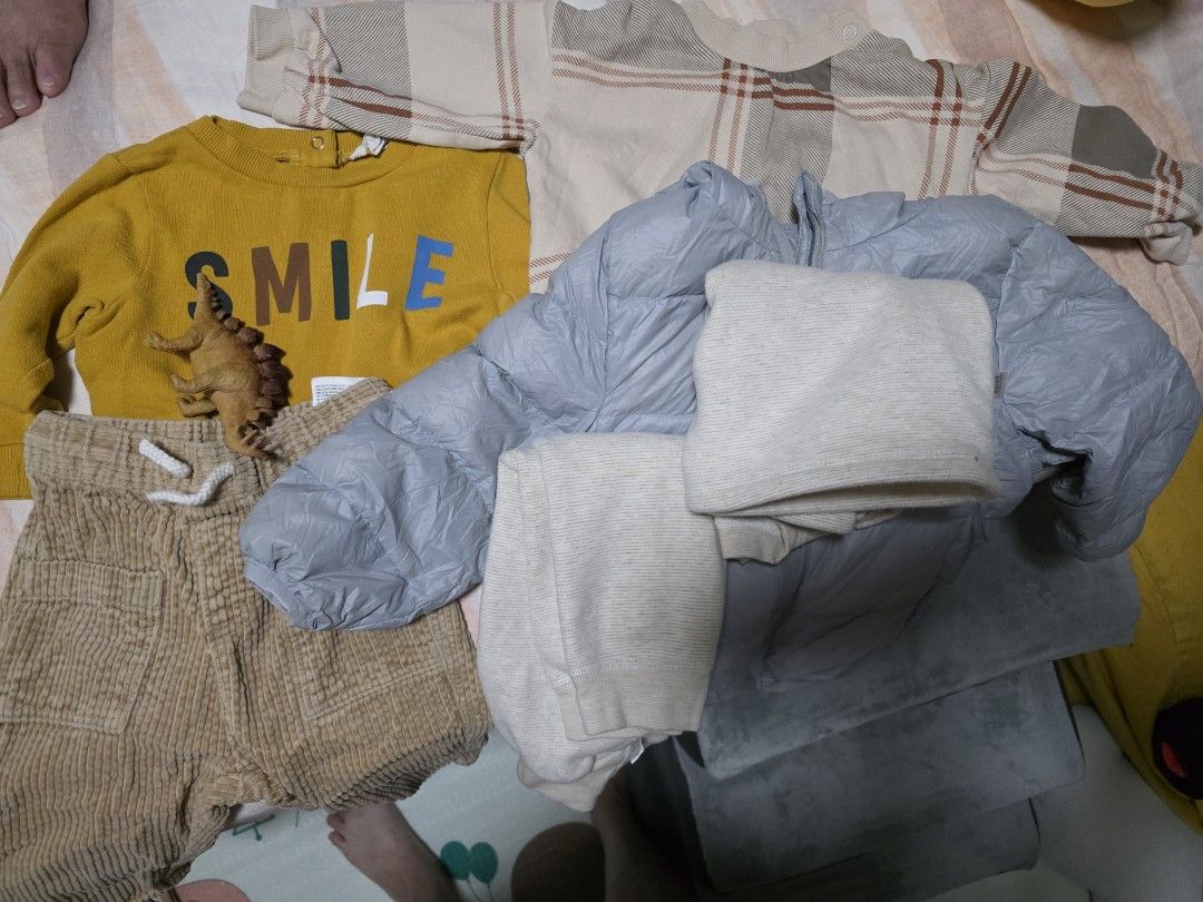 Winter Bundle (Category: Babies & Kids Fashion) located in Singapore. Submitted by slaapy_zzz (Listing ID 1411207791, Image 1). Description: Winter bundle 12-18mo 1 sweatshirt 1 sweater h&m 1 fleece top and bottom 1 h&m rugged pants 1 uniqlo puffer.