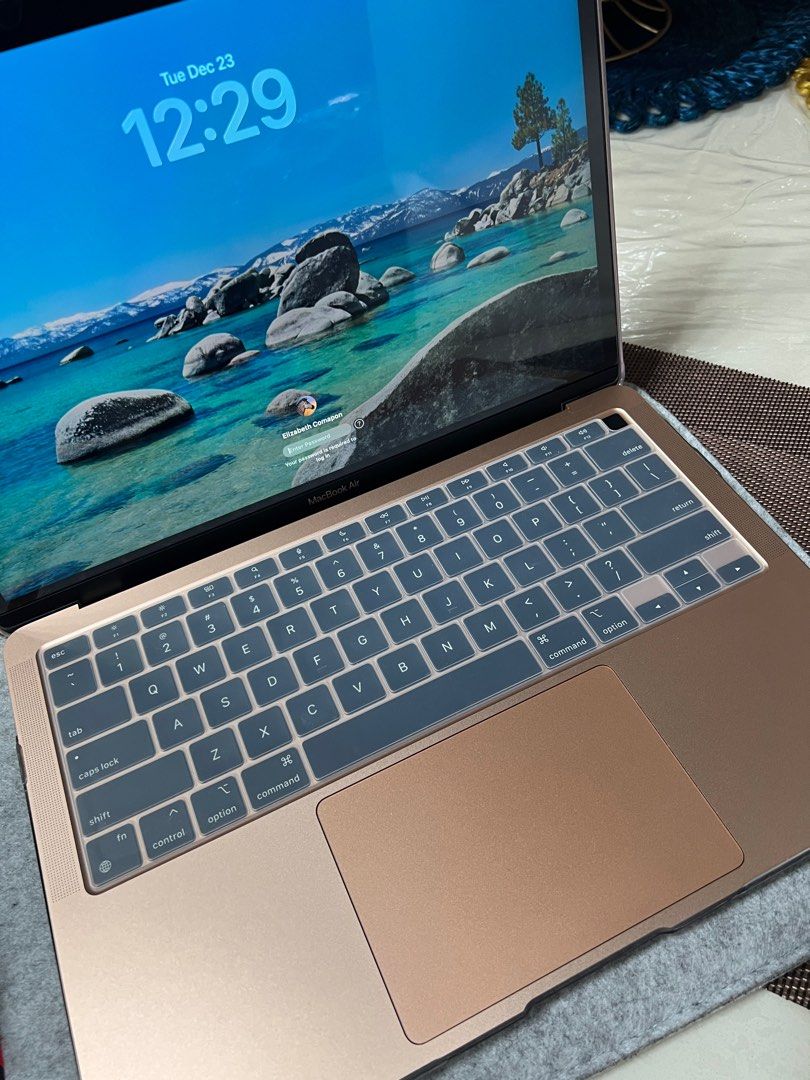 Apple Macbook Air (Category: Laptops & Notebooks) located in Taguig. Submitted by ehlizah0012 (Listing ID 1411303727, Image 2). Description: - Gold Apple Macbook Air 3” M1 - Includes keyboard cover, charger & box - With clear case / bumper - Almost brand new. 99% smooth.